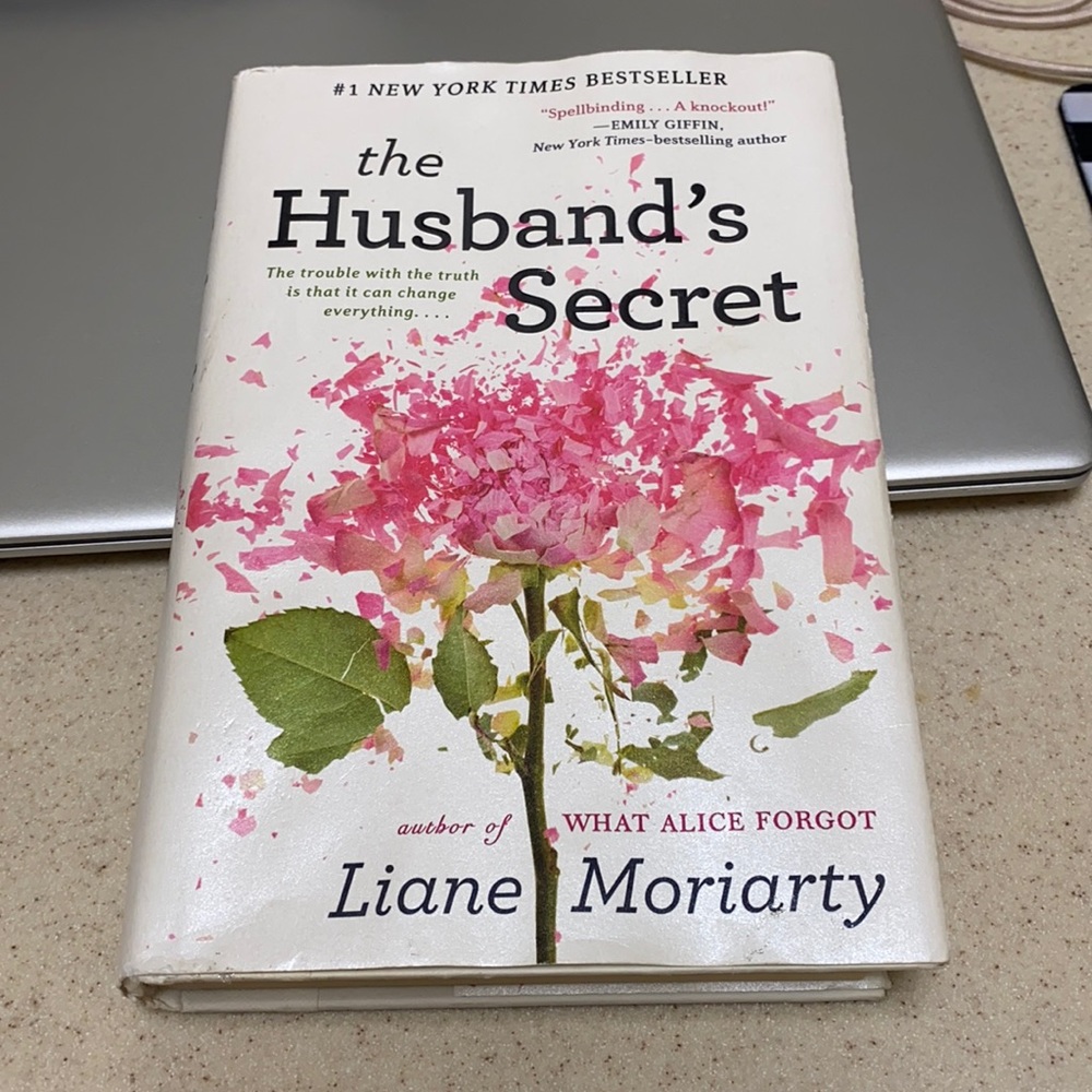 💓FINAL SALE💓 The Husbands Secret book by Liane Moriarty